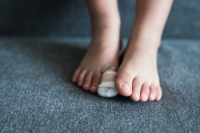 Symptoms and Causes of Toe Fractures in Children